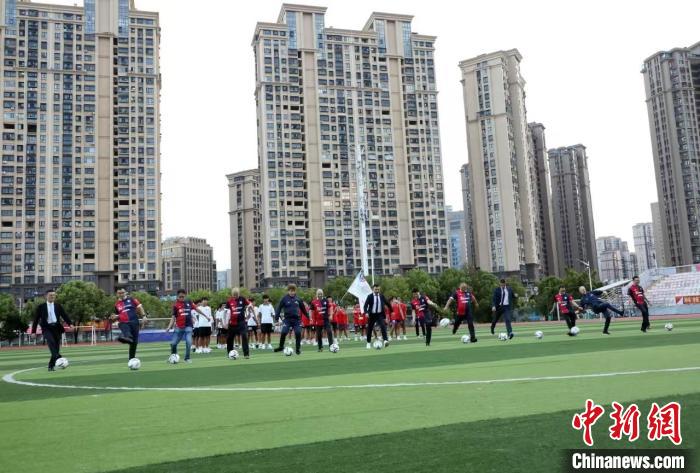 以球为媒促交流：中意合办足球夏令营在福建霞