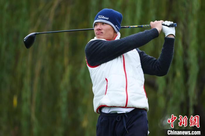 张进首轮69杆领跑三菱电机自动化公开赛，景泽宇