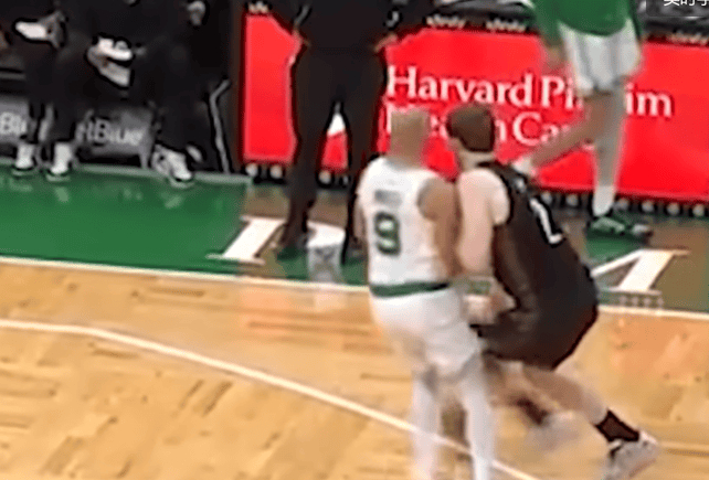 怀特防守预判无缝覆盖多位置 75抢断93盖帽创队史