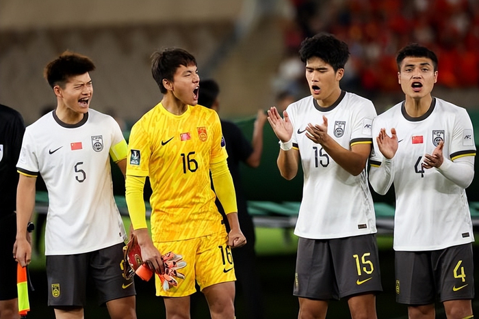 中国男足迎战喀麦隆变阵三中卫强化防守