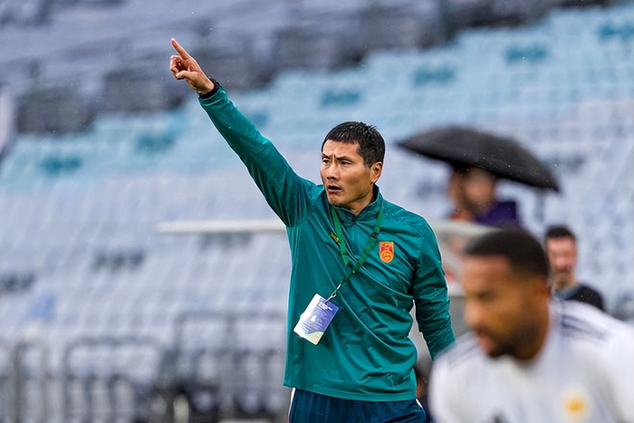 中国男足迎战喀麦隆变阵三中卫强化防守