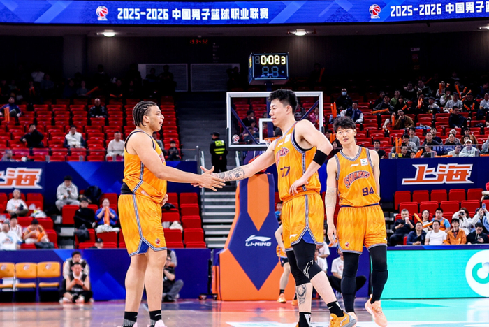 上海男篮豪取十五连胜迎战吉林 双线发力备战季