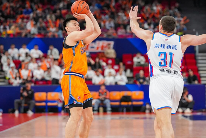上海男篮豪取十五连胜迎战吉林 双线发力备战季