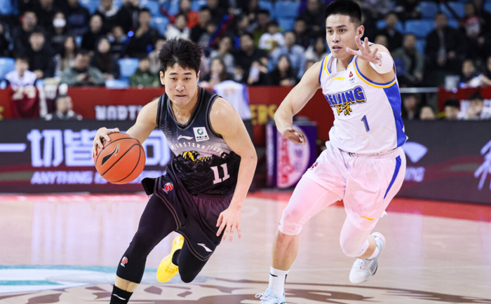 上海男篮豪取十五连胜迎战吉林 双线发力备战季