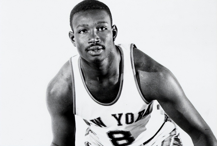 状元新秀赛季得分篮板助攻纪录：贝拉米与罗伯