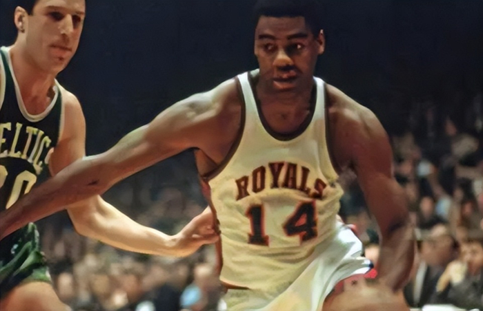 状元新秀赛季得分篮板助攻纪录：贝拉米与罗伯