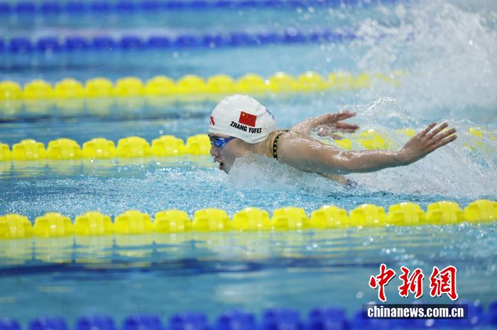 粤港澳全运会游泳馆内，张雨霏夺得女子100米蝶