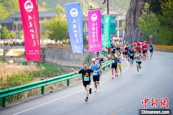 陕西宝鸡九龙山生态半程马拉松开跑 赛道串联自